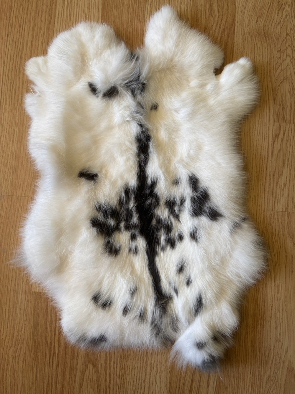 B0018 White and Black Spotted Rabbit Fur